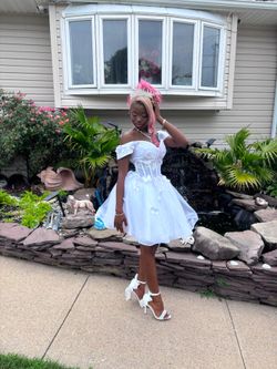This is beautiful pretty loved white off the shoulder knee length dress, perfect for a sweet 16, homecoming, quinceanera or bridal reception