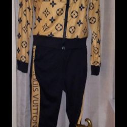 FIRM IN MERCED‼️ WOMEN'S JOGGER SETS ..NO TRADES SIZE MEDIUM AND LARGE