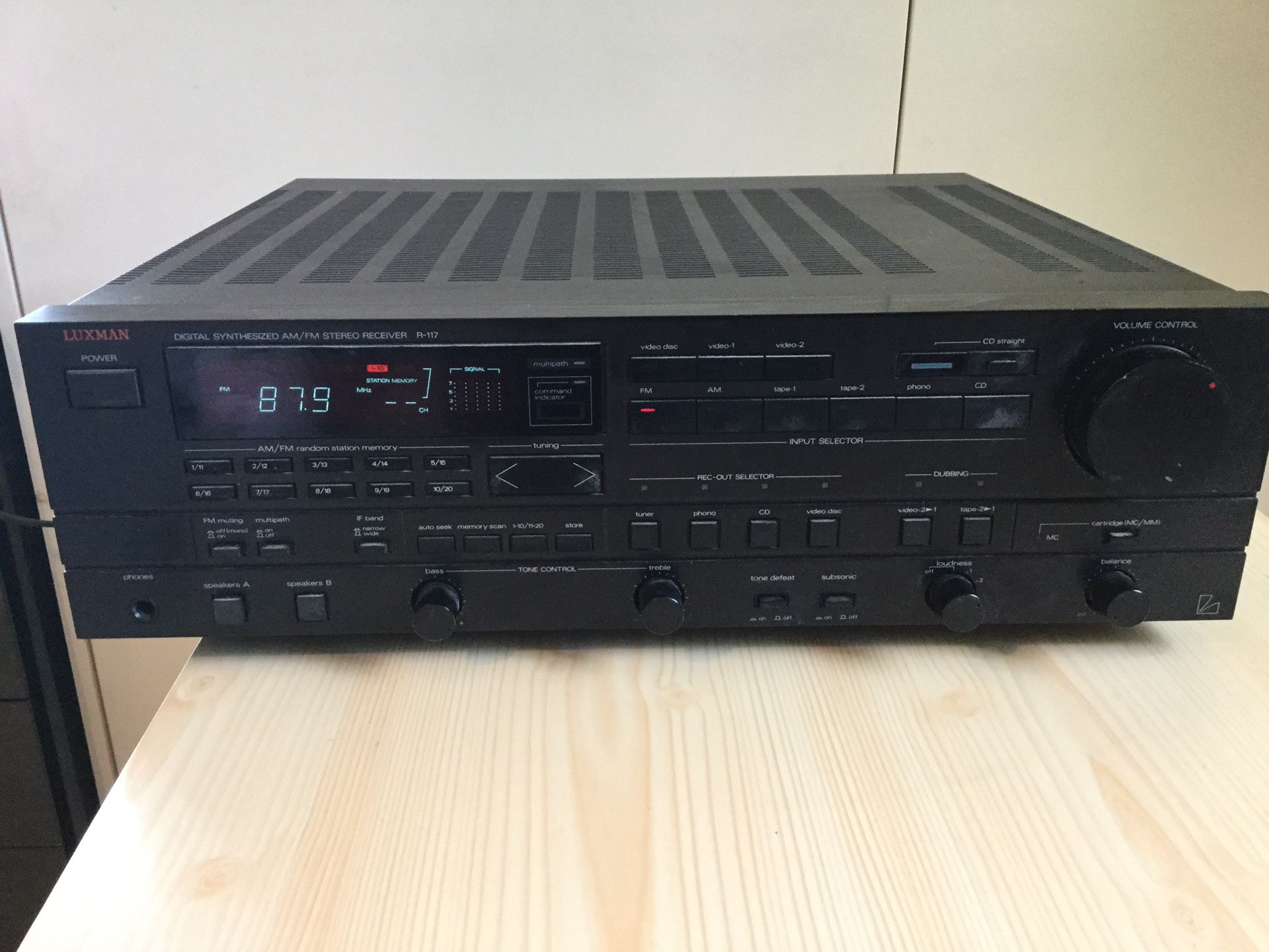 Vintage LUXMAN R-117 digital am/Fm stereo receiver