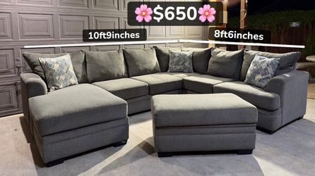🤍🪩🐆🍸🌸$650 Beautiful Big Modern Grey 3 Piece Sectional with reversible lay-rest chaise  & Matching pillows & middle ottoman storage 🌸🍸🐆🪩🤍  Th
