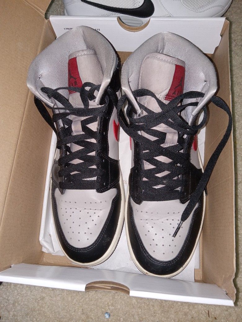 Womans Jordan 1 Mids