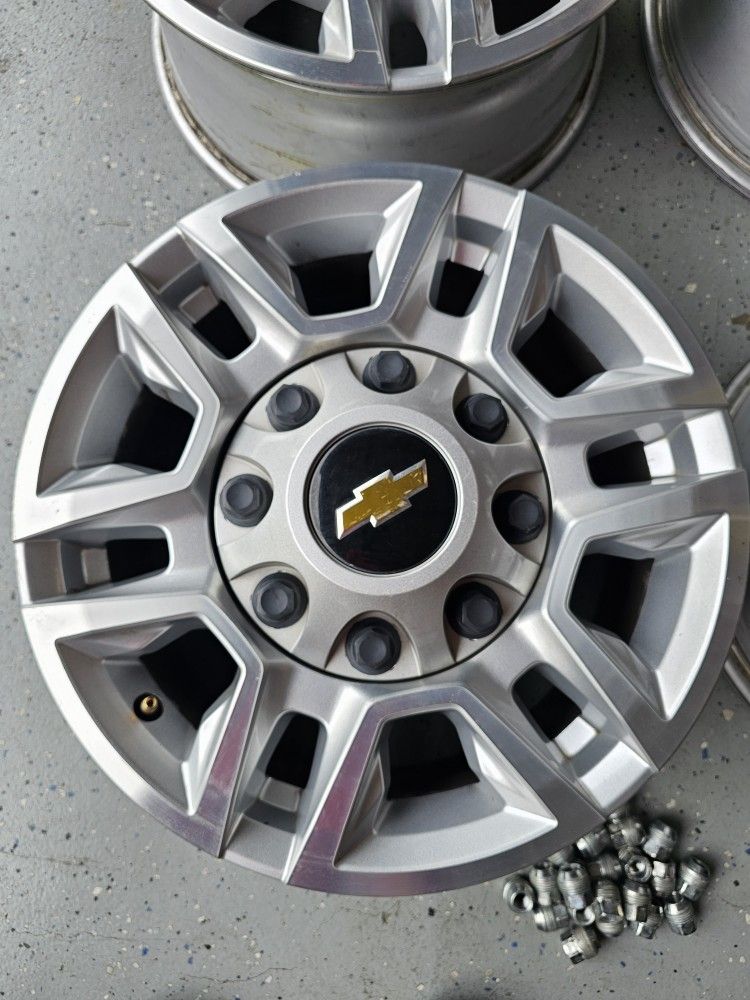 Chevrolet 2500HD STOCK WHEELS 17" 2022