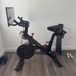 Peloton Bike Shoes, Matt And Weight 