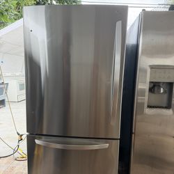LG Refrigerator 33”W