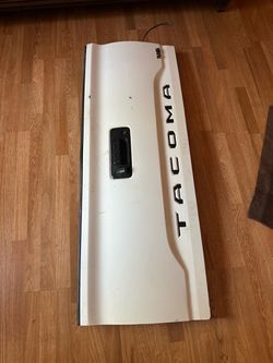 2016. Toyota tacoma. Tail gate. Parts