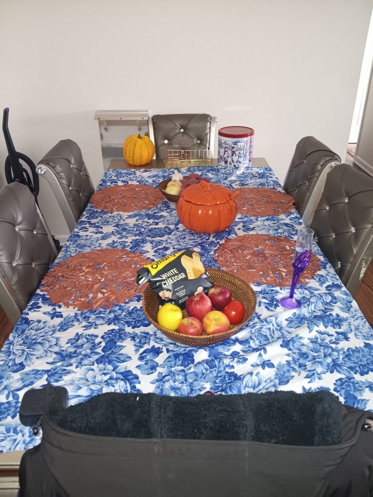 Dining Table Sits 6-8 with Table Extender