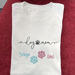 Dog Mom T-shirt. 