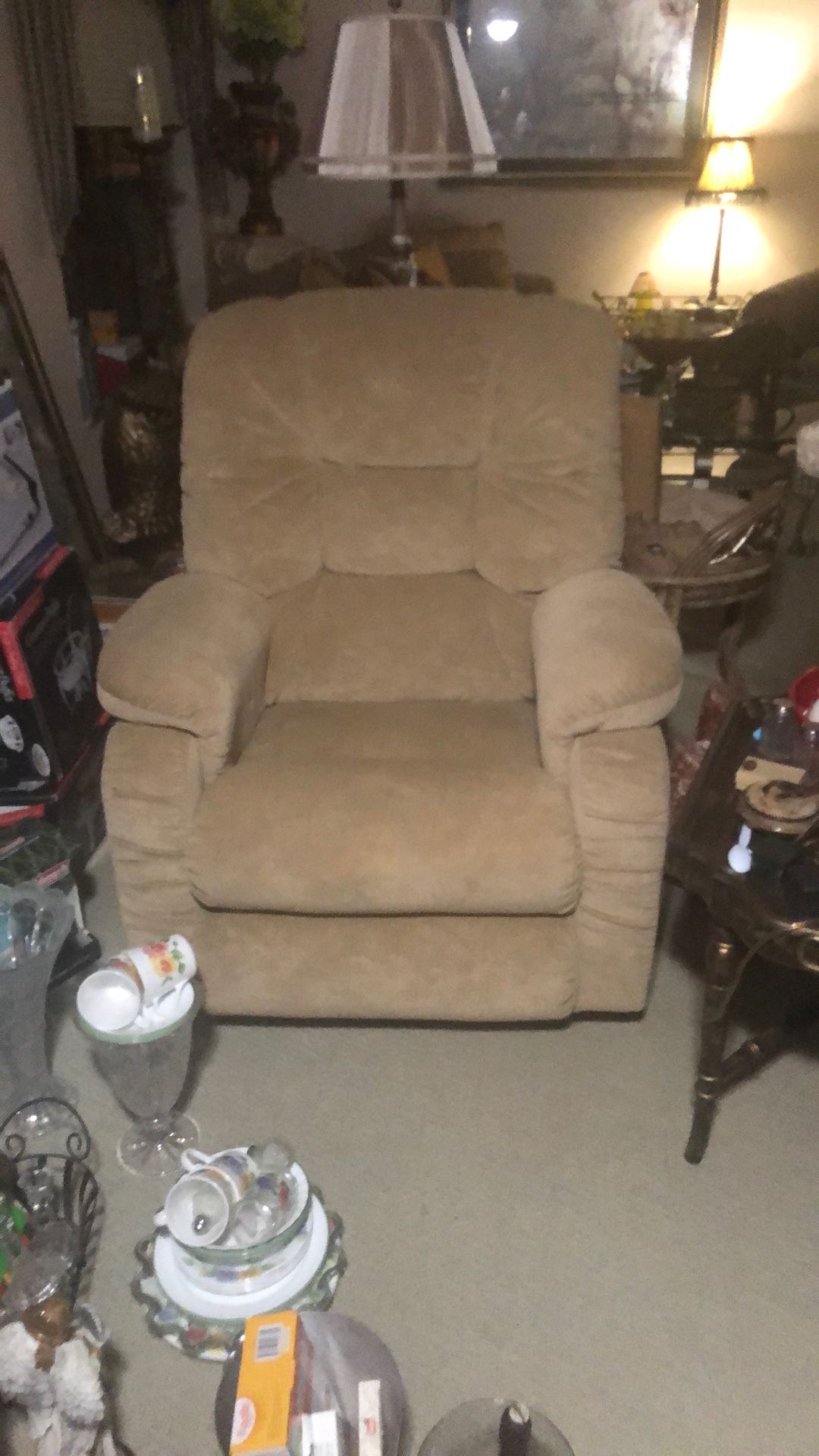 RECLINER - Very Condition. (No Stains Or Tears)