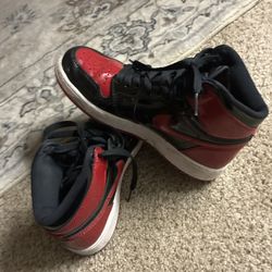 Air Jordan 1 Mid Black/University Red/White (Size 5.5Y)