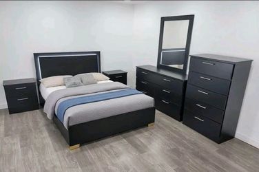 Set de cuarto Queen totalmente nueva preguntar por precio contamos con facilidad de pago y Delivery disponible