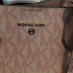 Michael korss patty book cooler lavender gold with anything rose gold, very nice brand new
Has all the details and tags on it