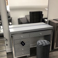 Three-piece vanity set