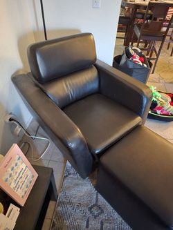 Dellinger black swivel chair w ottoman