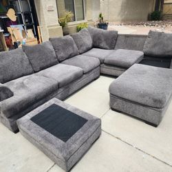 LARGE GREY SECTIONAL COUCH, PILLOWS AND 2 OTTOMANS (MISSING 3 CUSHIONS!!***)