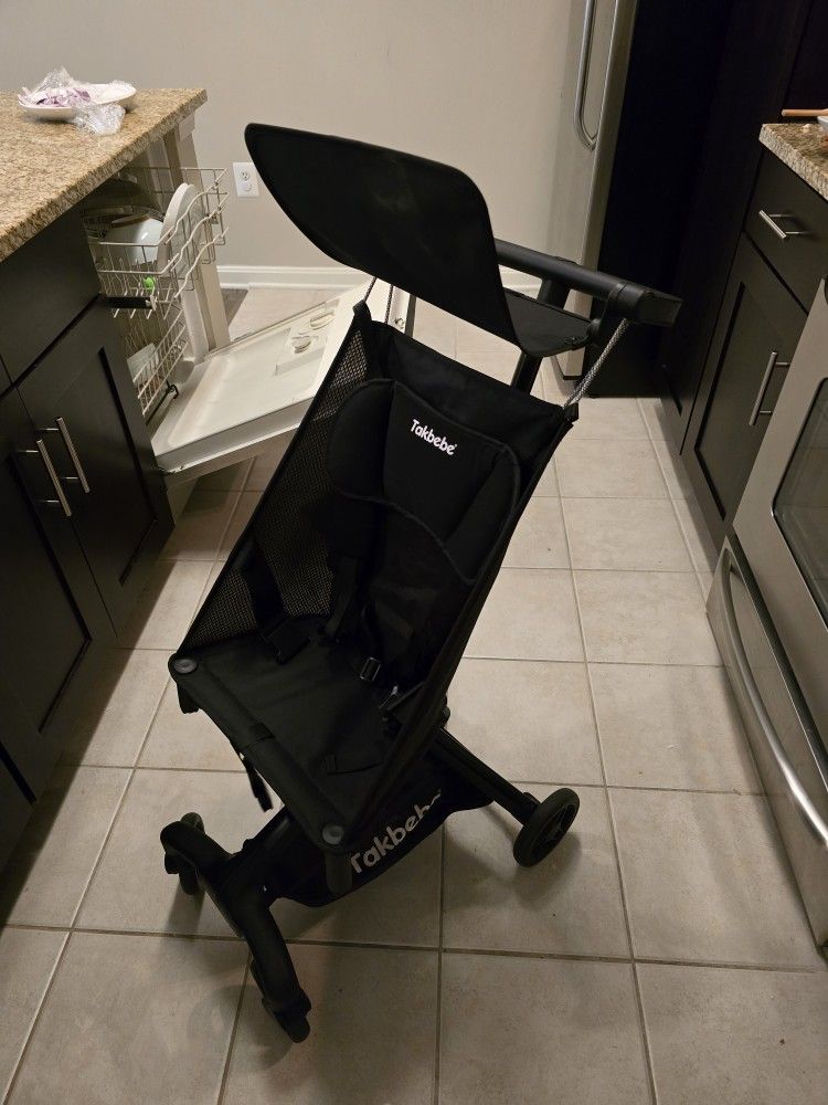 Foldable baby stroller