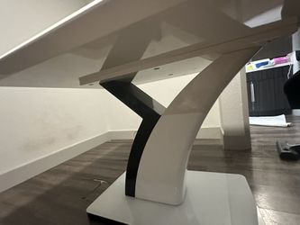 Dinner table like new