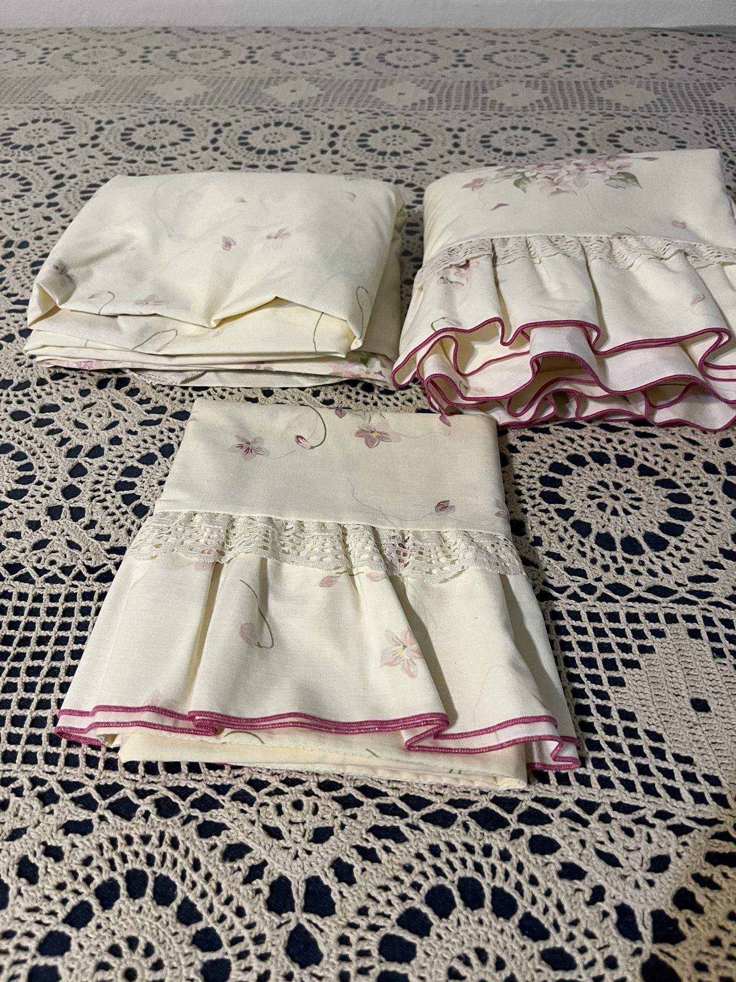 Set Of Twin Bed, Brand New. ( Pillow Case, Bed Sheet And Covers All Sheet