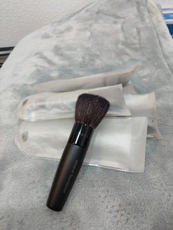5 Marykay powder foundation brushes available.