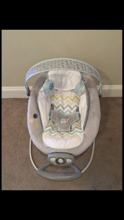 Baby bouncer seat music and vibrates