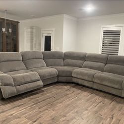 Beautiful 3 Month New recliner Couch 