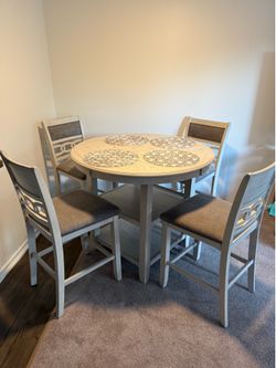 A beautiful high table and 4 chairs