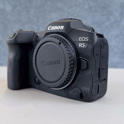 Canon EOS R5 Bundle, Low Shutter, Box, Cards, Extra Batteries