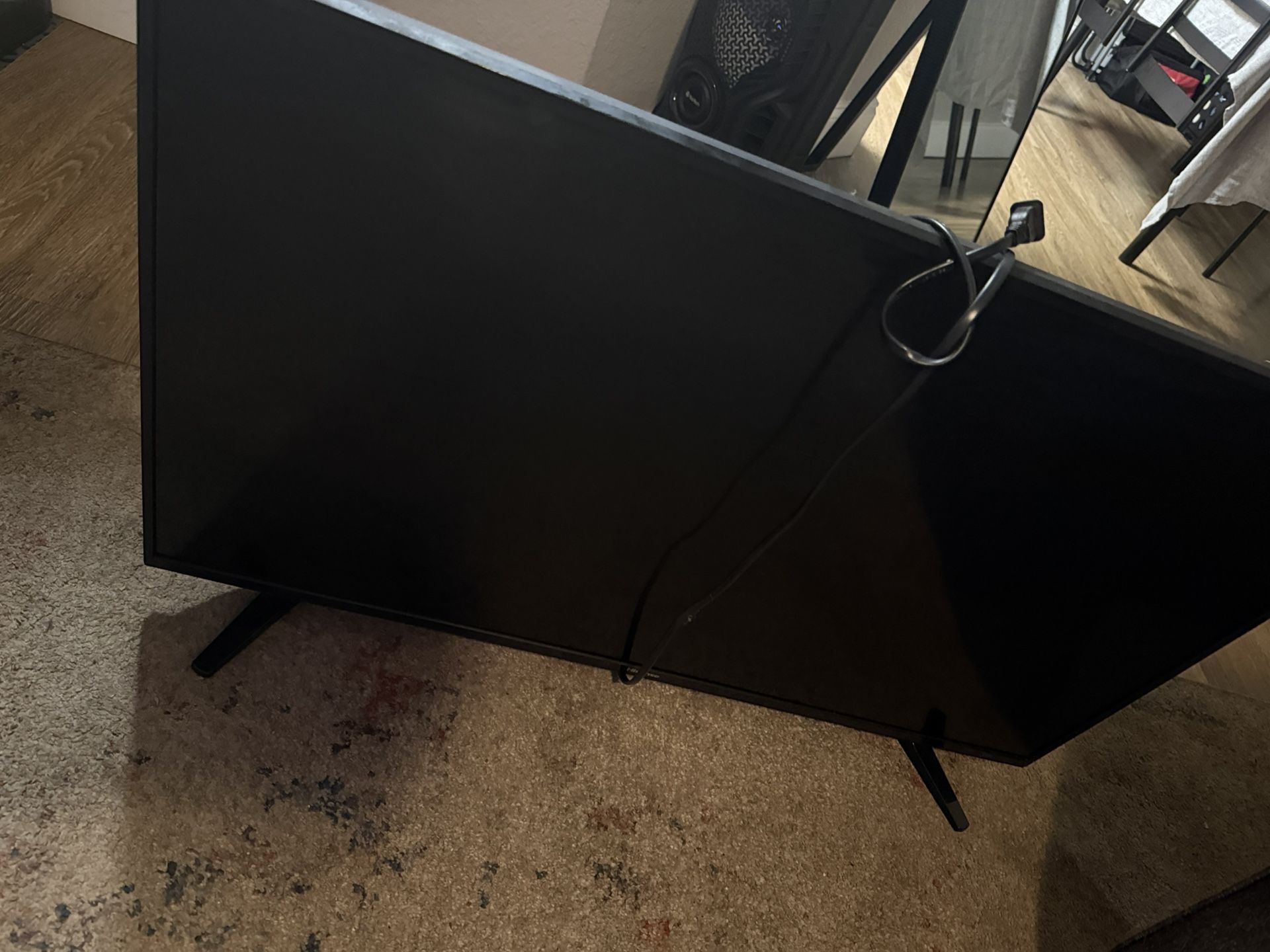 Hisense 35 Inch TV With Roku