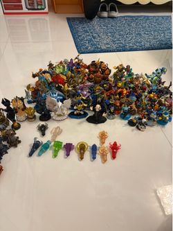 SKYLANDERS: figures, portals & carrying case