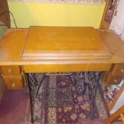 1901 Singer Sewing Machine With Table And Treadle