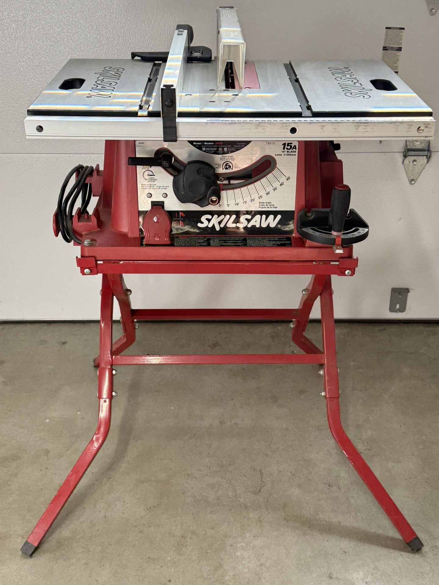SKIL Table Saw with Folding Stand