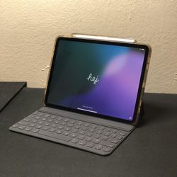 iPad Pro 11” (256GB) + Apple Pencil + Smart Keyboard Folio - Bundle