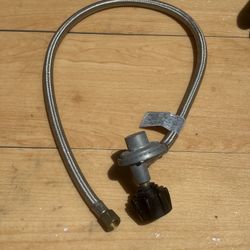 Barbecue gas grill regulator