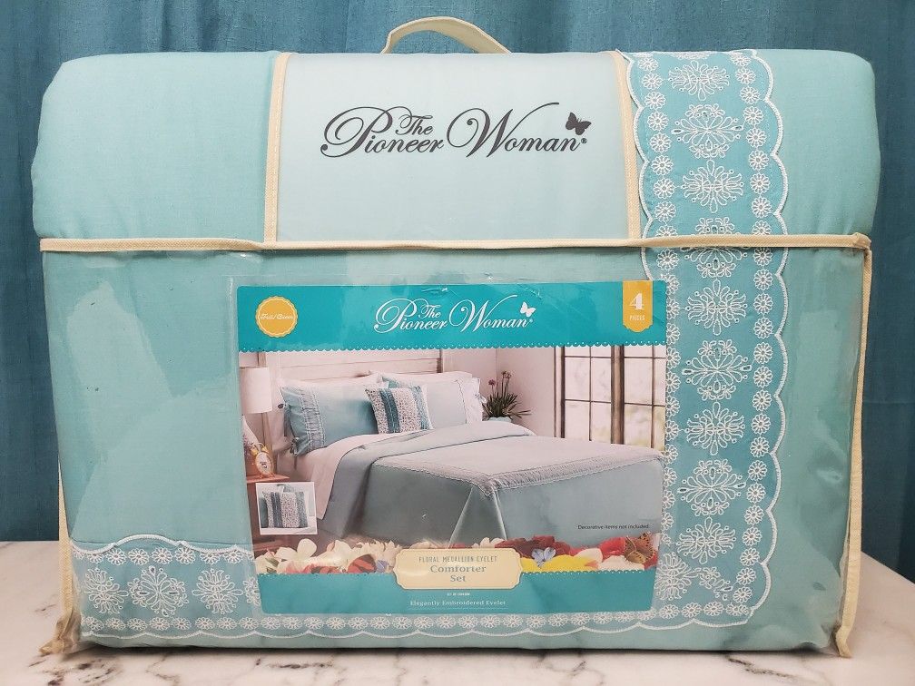 Pioneer Woman Floral Medallion Eyelet Comforter Set