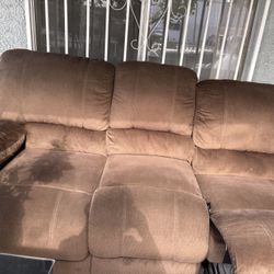 Vendo Este Sofa Reclinnable Color Café Se Abre De Los Dos Lados Usado Pero En Muy Buenas Condiciones $100 