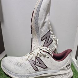 New Balance Wmns Fresh Foam X 860v13 'Sea Salt Washed Burgundy' 2023
**Men's Size 9 1/2
**Womens Size 11
Great condition 
Normal wear
No rips or stain