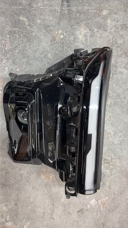 25 Chevy traverse right headlight