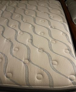 Serta Perfect Sleeper Teddington Plush King Mattress Size: 79.5 x 76.0 x 12.25  and 2 twin box Springs 