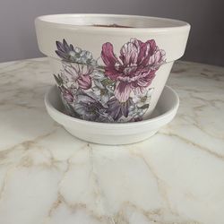 Hand painted terracotta plant pot & matching tray finished with polyurethane for durability. 