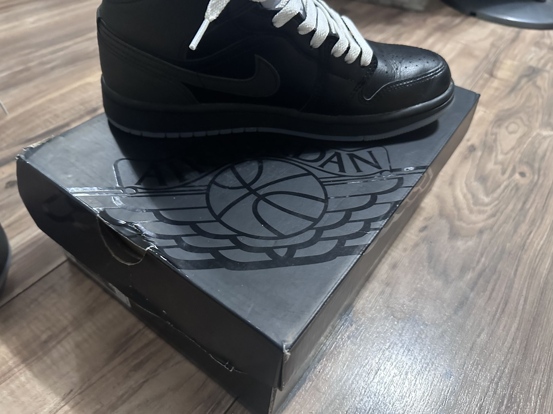 MEN'S AIR JORDAN RETRO I MID SE CASUAL SHOE