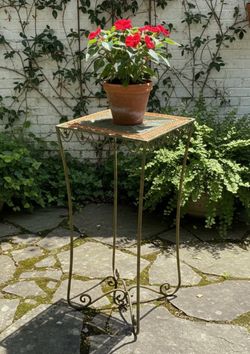 Green Metal Woven Indoor Outdoor Garden Plant Stand Table! Great condition!  13x28in