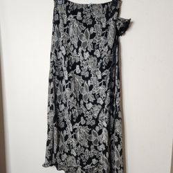 Women's Skirt Size 8. Brand Newport News. Black & White Floral Flare/Rose Brooch