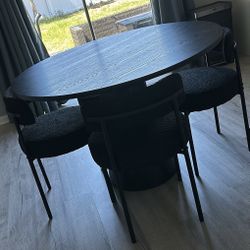 Modern Black Round Dining Table with 4 Bouclé Chairs