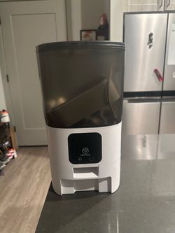 Automatic cat feeder with WiFi and app