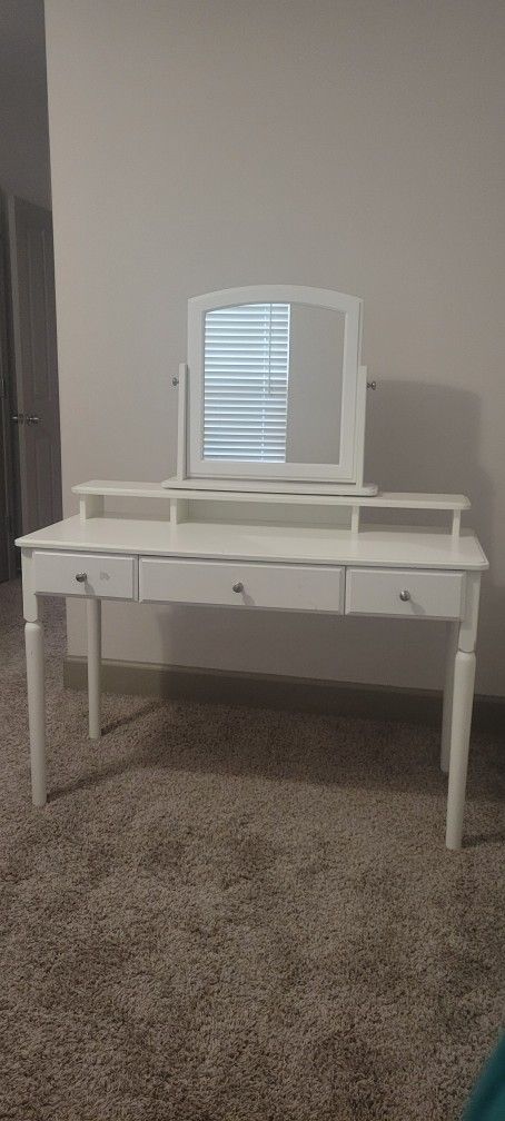 Vanity Desk / Vanity Table