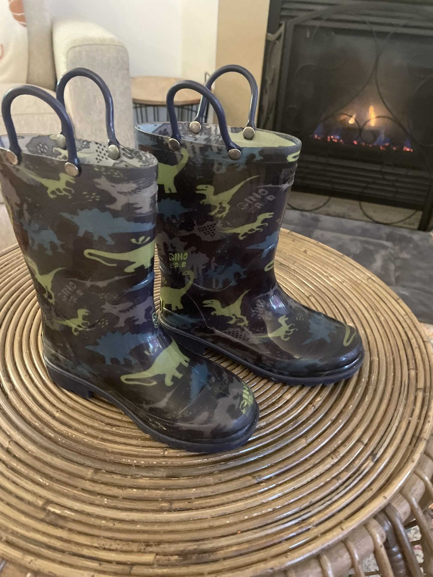*LIKE NEW* Dinosaur 🦕 Rain Boots Size 12