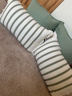 4 throw pillows