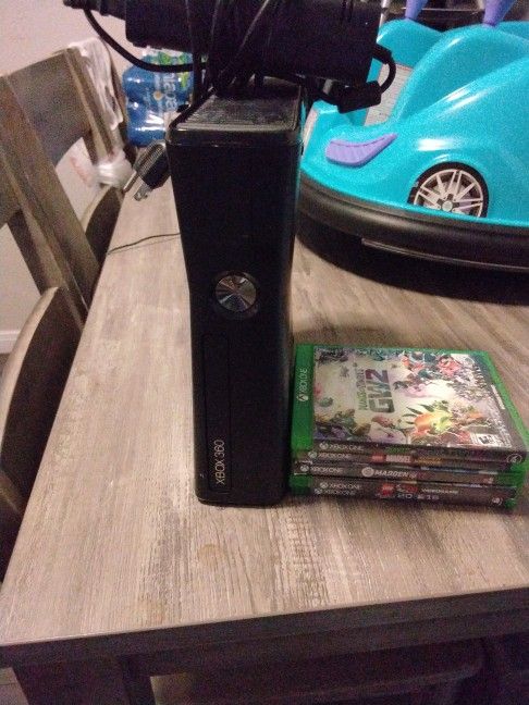 Xbox 360 System 5 Xbox 1  Games No Remote  Or Hdmi Cord......