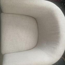 Club Chair – Like New Condition (Light Cream Color)