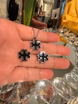 Beautiful stainless steel earring and 18-inch necklace set.