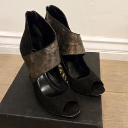 Delman Elegant Suede Black and Gold High Heel shoes. Size 8